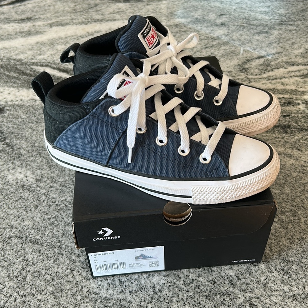 Like New! Converse Chuck Taylor All Star Kids Size 4